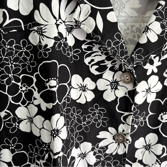 Black and White Floral Button Front Blazer - Picture 4 of 7